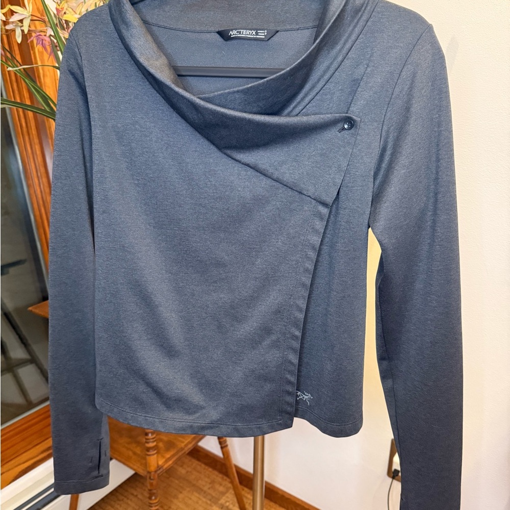 Arc'teryx Women's Charcoal Long Sleeve Yong’s Wrap/Cardigan, small